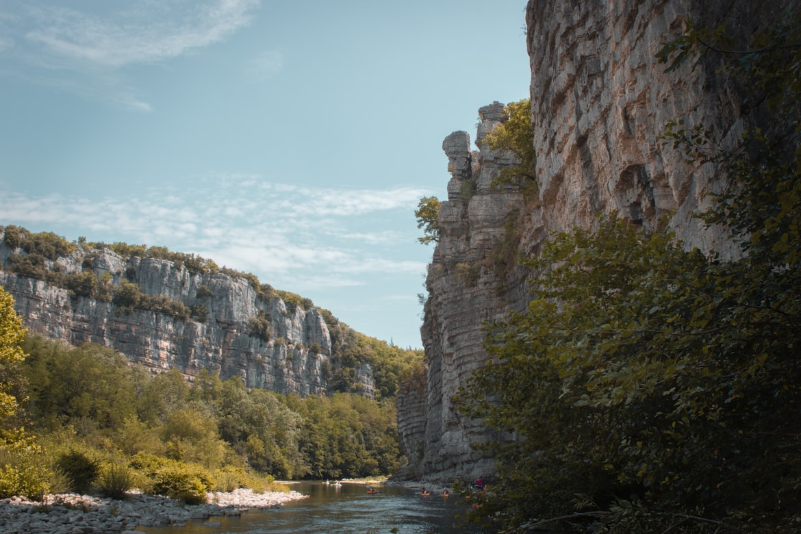 Les gorges de l'Ardèche se visitent en canoë